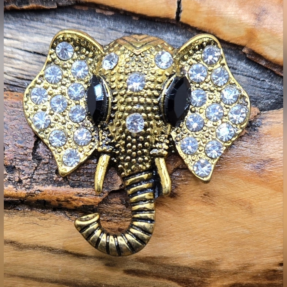 🌞 Elephant Brooch Gold Tone with Glass Crystal Eyes & Embedded Clear Crystals - Picture 1 of 4